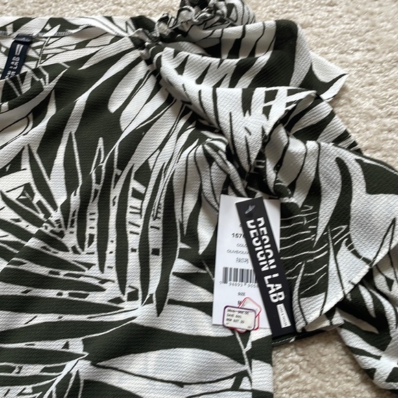 NWT Design lab flowy green and white off the shoulder top - Picture 2 of 2
